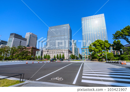 日本的東京城市景觀自行車道也保持......看著“Babasakimon”十字路口前的建築群= 5月17日 103421907