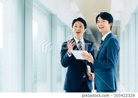 商人與平板電腦交談 商人與平板電腦交談 103422329