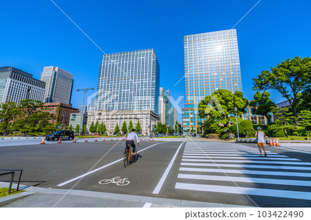 日本仲夏節的東京城市景觀。自行車道也已開發...... Babasakimon十字路口前的建築物視圖= 5月17日 103422490