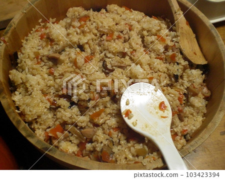 農村祖母煮的自製米飯 農村祖母煮的自製米飯 103423394