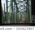 單人列車過鐵橋 103423907