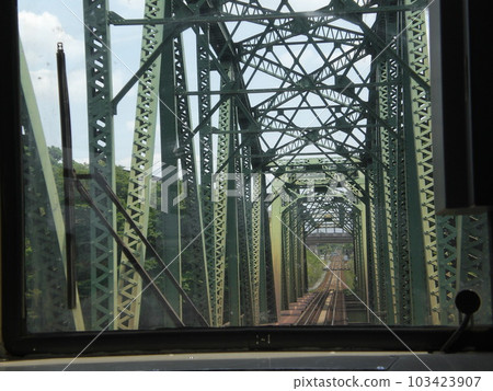 單人列車過鐵橋 103423907