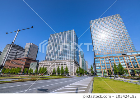 仲夏日,日本東京市中心的東京城市景觀。 “Babasakimon”十字路口前的建築物視圖= 5月17日 仲夏日,日本東京市中心的東京城市景觀。 “Babasakimon”十字路口前的建築物視圖= 5月17日 103424182