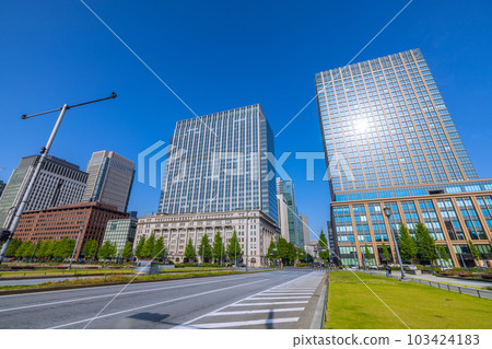仲夏日，日本東京市中心的東京城市景觀。 “Babasakimon”十字路口前的建築物視圖= 5月17日 103424183