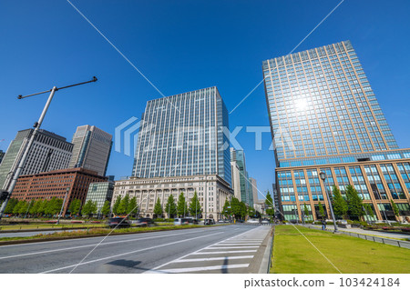 仲夏日,日本東京市中心的東京城市景觀。 “Babasakimon”十字路口前的建築物視圖= 5月17日 仲夏日,日本東京市中心的東京城市景觀。 “Babasakimon”十字路口前的建築物視圖= 5月17日 103424184