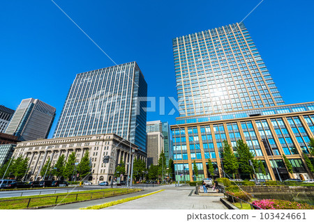 日本的東京城市景觀看日比谷站（有樂町站，二重橋前站）和“馬場崎門”十字路口前的建築物群= 5月17日 103424661