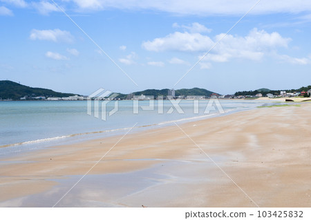 The coast of Fukutsu City, Fukuoka Prefecture, where the blue sky and the beach spread out 103425832