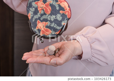 【把空釦子翻過來,會有幾枚硬幣……】 【把空釦子翻過來,會有幾枚硬幣……】 103426173