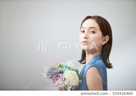 有花束的少婦 103426460