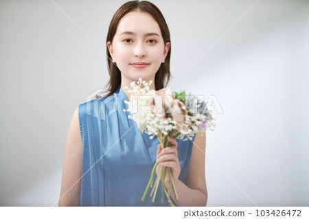 有花束的少婦 有花束的少婦 103426472