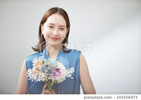 有花束的少婦 103426473