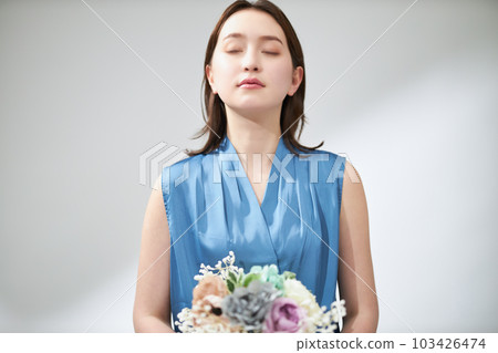 Young woman with a bouquet 103426474