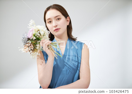 Young woman with a bouquet 103426475