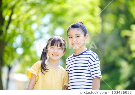 女孩們對著鏡頭微笑 103426932