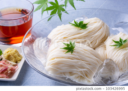 玻璃碗中的素面 103426995