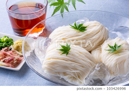 玻璃碗中的素面 103426996