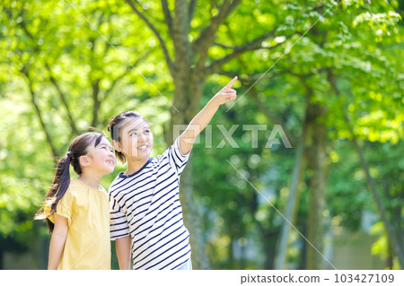 指著遠方的小學生 指著遠方的小學生 103427109