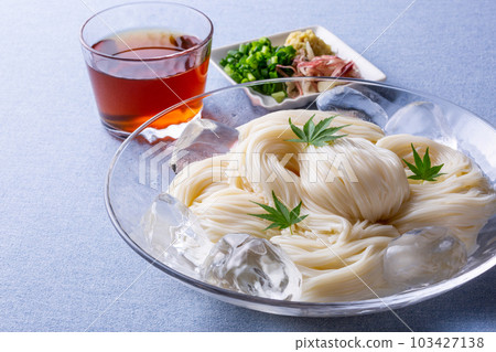 素面盛在涼爽的玻璃碗中 103427138