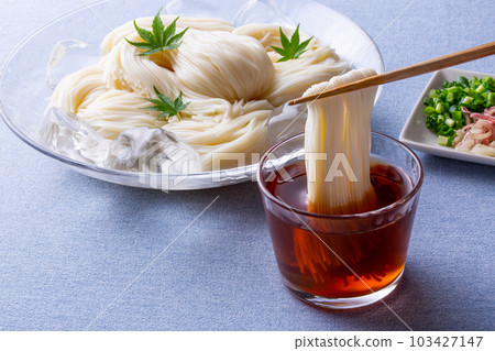 Dip somen in mentsuyu and eat 103427147