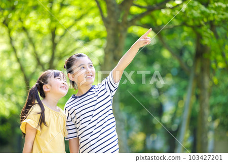 指著遠方的小學生 103427201