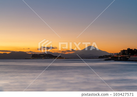 江之島和富士山的夜景 江之島和富士山的夜景 103427571