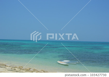 宮古島的藍色大海和 SUP 板 103427730