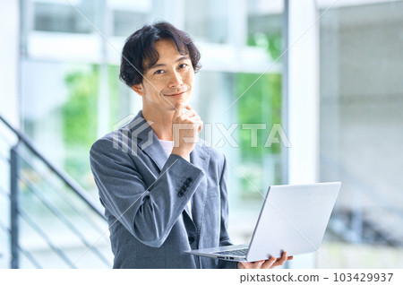 在辦公室操作個人電腦的商務休閒男工程師 在辦公室操作個人電腦的商務休閒男工程師 103429937