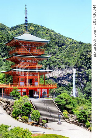 熊野的絕景……清岸渡寺的三層寶塔和著名的“那智瀑布” 熊野的絕景……清岸渡寺的三層寶塔和著名的“那智瀑布” 103430344