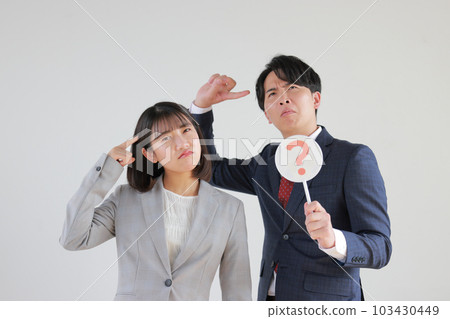 這是為什麼_擔心的女商人和商人_1 103430449