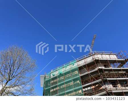 一座向藍天延伸的建築 103431123