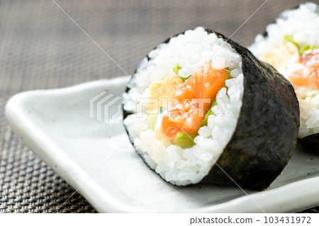 三文魚沙拉卷。 三文魚沙拉卷。 103431972