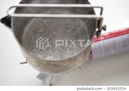 用緊湊型燃氣灶燒水 103432014