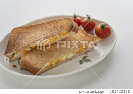 Easy-to-make ham and egg hot sandwich Easy-to-make ham and egg hot sandwich 103432328