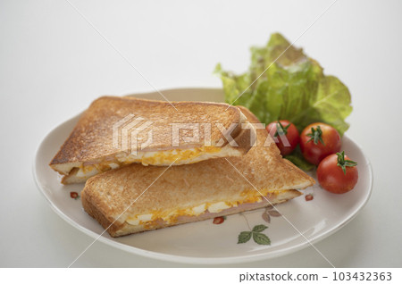 簡單易做的火腿雞蛋熱三明治 簡單易做的火腿雞蛋熱三明治 103432363