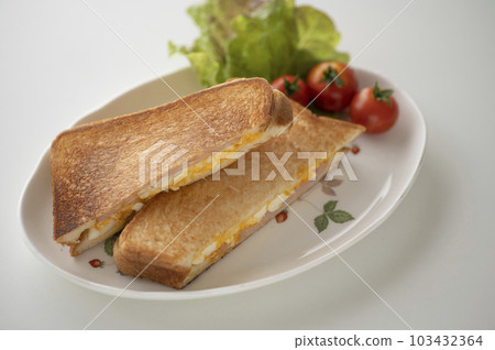 簡單易做的火腿雞蛋熱三明治 簡單易做的火腿雞蛋熱三明治 103432364