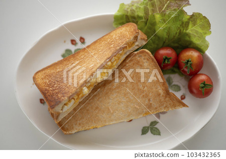 簡單易做的火腿雞蛋熱三明治 簡單易做的火腿雞蛋熱三明治 103432365