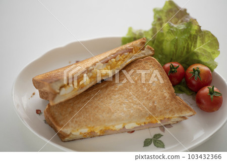 簡單易做的火腿雞蛋熱三明治 簡單易做的火腿雞蛋熱三明治 103432366
