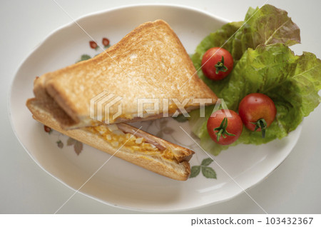 簡單易做的火腿雞蛋熱三明治 簡單易做的火腿雞蛋熱三明治 103432367