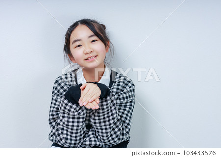 雙手合十看著相機的女孩 雙手合十看著相機的女孩 103433576