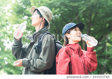 一對夫婦在森林裡補水 一對夫婦在森林裡補水 103433748