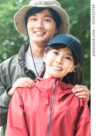 享受徒步旅行的年輕夫婦 享受徒步旅行的年輕夫婦 103433749