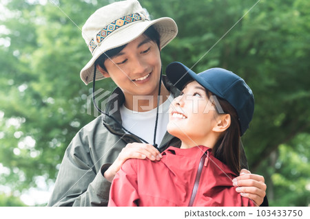 享受徒步旅行的年輕夫婦 103433750