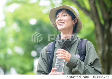 徒步旅行的年輕人 徒步旅行的年輕人 103433756