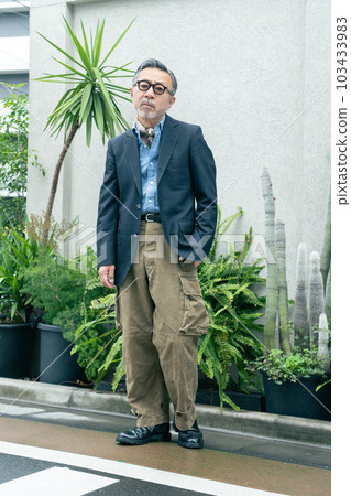 一個中年男人的肖像垂直位置 一個中年男人的肖像垂直位置 103433983