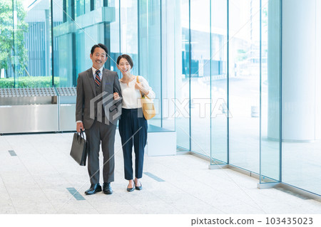一對穿西裝的情侶下班後約會 103435023