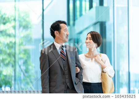 一對穿西裝的情侶下班後約會 103435025