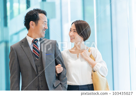 一對穿西裝的情侶下班後約會 103435027