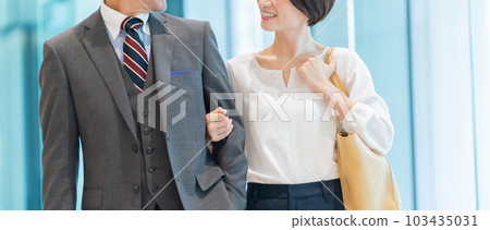 一對穿西裝的情侶下班後約會 103435031