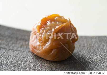 打開的梅干的嘶嘶聲照片 103435837