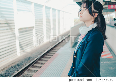 穿制服的學校女生 103435959